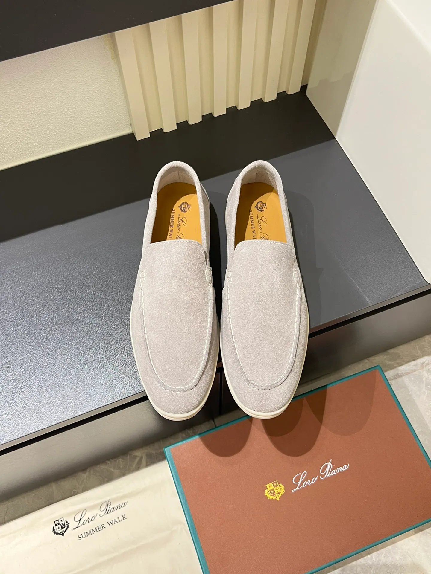 Men's shoes 💰p360 "Loro men's shoes 💰pian'*" Classic L men's shoes for couples 💰p Top version British flat loafers, a must-have item in old money style, the minimalist design is eye-catching and durable, a plus point for dressing The soft foot feel and texture are outstanding. They don’t scratch your feet and are very nice. They are matched with soft and waxy soles. They can be worn daily for a long time without getting tired. They are easy to wear, versatile and classic items, with perfect foot feel and texture! Imported cashmere fabric, the lining is made of imported A-grade water-dyed cow lining, the top version of the genuine leather midsole is sewn with pure handmade mark thread! Size: Female 35-40 (34. Customized) Male 38-44 (45.46. Customized)